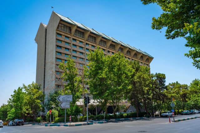 نمای اصلی هتل لاله در تهران